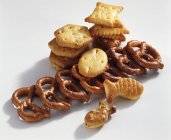Vista de perto de biscoitos doces variados na superfície branca — Fotografia de Stock