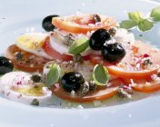 Томаты с моцареллой и оливками — стоковое фото