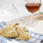 Pane pita e bicchiere di vino rosato — Foto stock