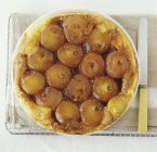 Карамельный яблочный пирог — стоковое фото