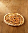 Pizza mit Pilzen und schwarzen Oliven — Stockfoto