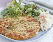 Mini-Pizza mit Salat — Stockfoto