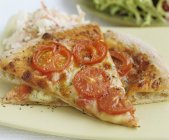 Pizza au fromage et tomate — Photo de stock