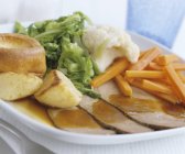 Roastbeef mit Yorkshire Pudding und Gemüse — Stockfoto