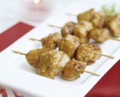 Chicken Satay mit Sauce — Stockfoto