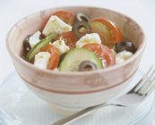 Грецький салат в мисці — стокове фото