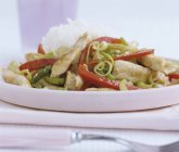 Pollo y verduras salteados con arroz - foto de stock