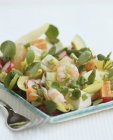 Vista ravvicinata dell'insalata di gamberi con ravanello ed erbe aromatiche sul piatto — Foto stock