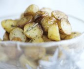 Patatas al horno de romero - foto de stock