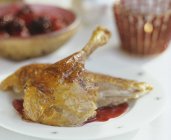 Pato assado com molho de cranberry — Fotografia de Stock
