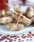 Salsichas embrulhadas em bacon — Fotografia de Stock