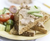 Vista ravvicinata di patè di fegato su triangoli di pane tostato con verdure — Foto stock