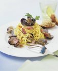 Tagliatelle com frutos do mar em prato — Fotografia de Stock