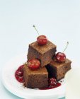 Brownies com cerejas no prato — Fotografia de Stock