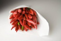 Peperoncini rossi in cono di carta — Foto stock