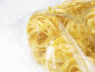 Ленточные макароны в упаковке — стоковое фото