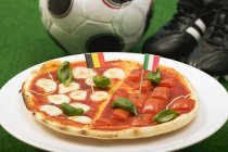 Pizza con tomates y queso mozzarella - foto de stock