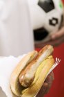 Calciatore in possesso di hot dog — Foto stock
