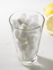Zucchero a cubetti in vetro — Foto stock