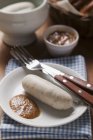 Weisswurst cocido con mostaza - foto de stock