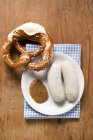 Dos Weisswurst cocidos con mostaza - foto de stock