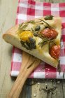 Scheibe Pizza mit Kirschtomaten — Stockfoto