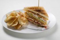 Sandwichs club avec chips frites — Photo de stock