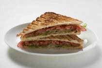 Sandwichs au bacon grillé, à la laitue et aux tomates — Photo de stock
