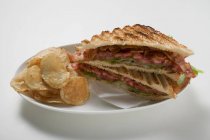 Sandwiches BLT con patatas fritas - foto de stock