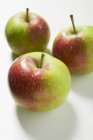 Tres manzanas frescas - foto de stock