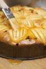 Brosser le gâteau aux pommes — Photo de stock