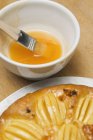 Gâteau aux pommes et jaune d'oeuf — Photo de stock