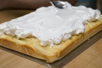 Tarta de manzana con merengue - foto de stock
