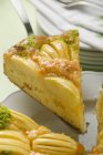 Tarta de manzana con pistachos picados - foto de stock