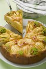 Яблучний пиріг з нарізаною фісташки — стокове фото