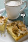 Dos trozos de pastel de merengue de manzana - foto de stock
