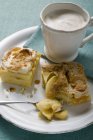 Apfel-Baiser-Kuchen mit Kaffee — Stockfoto