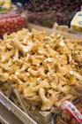 Chanterelles fraîches dans la caisse — Photo de stock