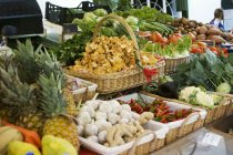 Ринок з фруктами, овочами, грибами та травами в кошиках — стокове фото