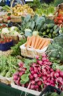 Stalle de marché avec différents types de légumes — Photo de stock