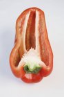 Meia fatia de pimenta vermelha — Fotografia de Stock