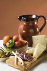 Помідори з оливками й сиром Пармезан — стокове фото