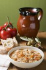 Хлебный суп с помидорами в миске — стоковое фото