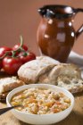 Хлебный суп с помидорами в миске — стоковое фото