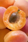 Frische reife Aprikosen mit der Hälfte — Stockfoto