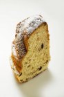 Vista ravvicinata della fetta di Gugelhupf con zucchero a velo sulla superficie bianca — Foto stock