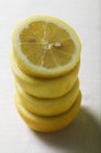 Gestapelte Zitronenhälften — Stockfoto