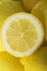 Citron frais moitié — Photo de stock