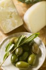 Grüne Oliven und Käse — Stockfoto
