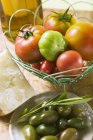 Tomaten im Drahtkorb — Stockfoto